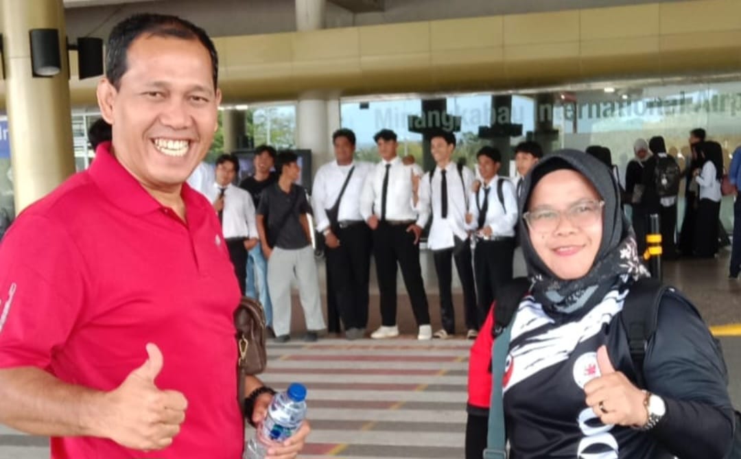 Dr. Septri (kiri) dan Martinel Prihastuti sesaat akan bertolak ke Dhaka, Bangladesh, Senin (13/7/2026)